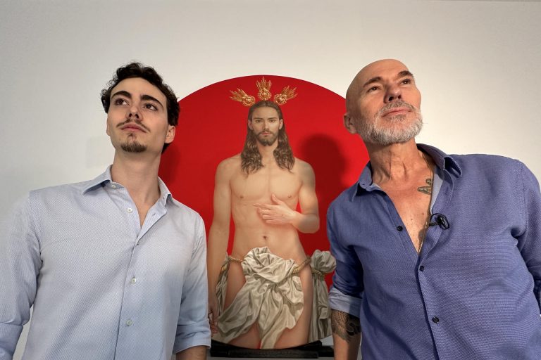La imagen de un joven cristo resucitado cubierto levemente de cintura para abajo será la que anuncie la Semana Santa de Sevilla de 2024. EFE/ David Arjona