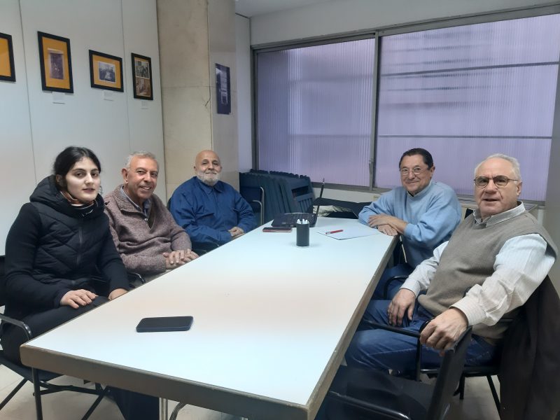 La hija de Saad, Waleed Saleh, George Saad, Juanjo Picó y Pedro López López en la reunión celebrada en el CAUM.