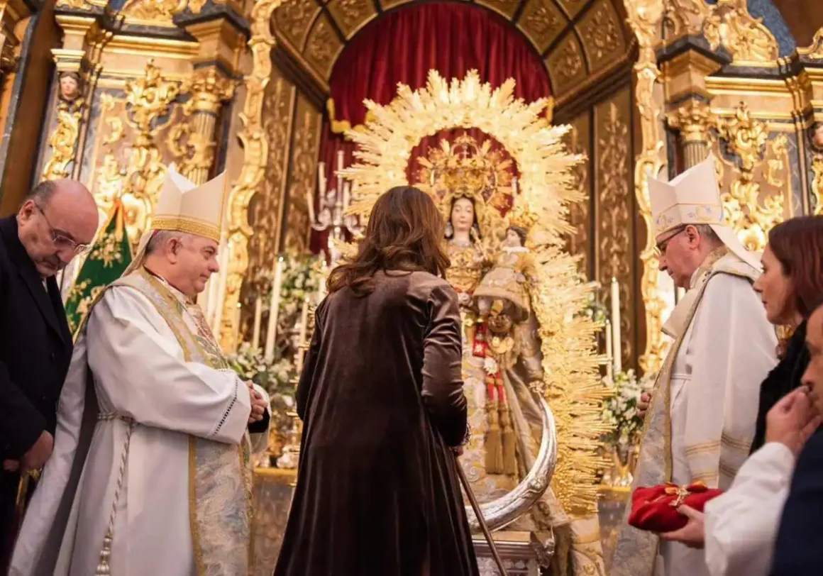 Imposición del bastón de mando y llaves de la ciudad. Cedida