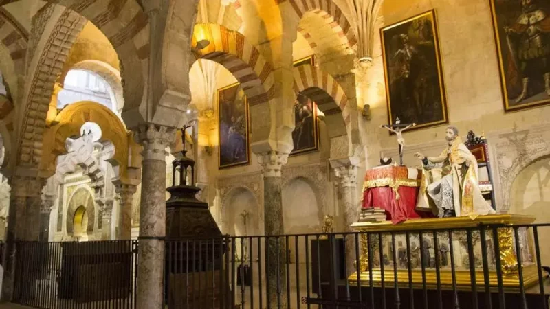 Facistol y conjunto escultórico de San Juan de Ávila, junto al Mihrab de la Mezquita de Córdoba. Luz León