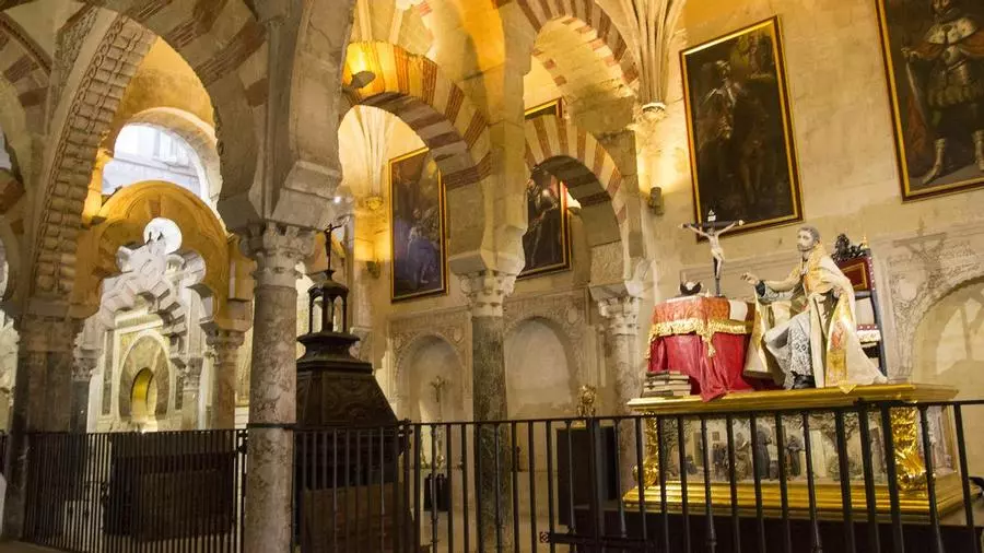 Facistol y conjunto escultórico de San Juan de Ávila, junto al Mihrab de la Mezquita de Córdoba. Luz León