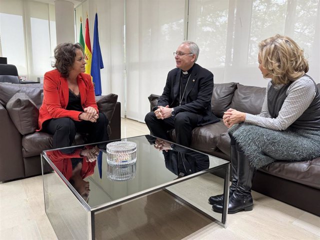 La consejera de Salud y Consumo, Catalina García; el coordinador de la pastoral sanitaria de los Obispos del Sur, Sebastián Chico Martínez, y la viceconsejera de Salud y Consumo, María Luisa del Moral. - JUNTA DE ANDALUCÍA
