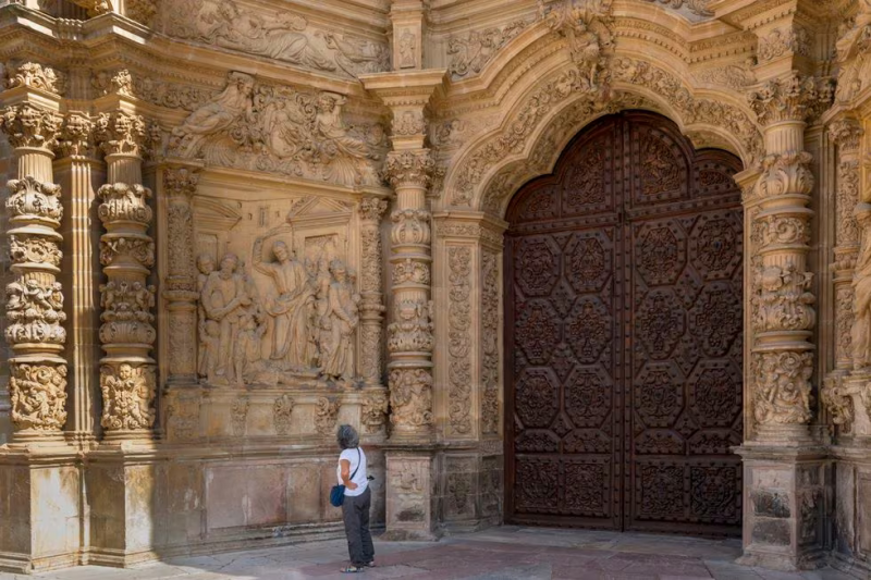 Una mujer contempla el pórtico de la catedral de Santa María, en Astorga.Education Images (Universal Images Group via Getty)