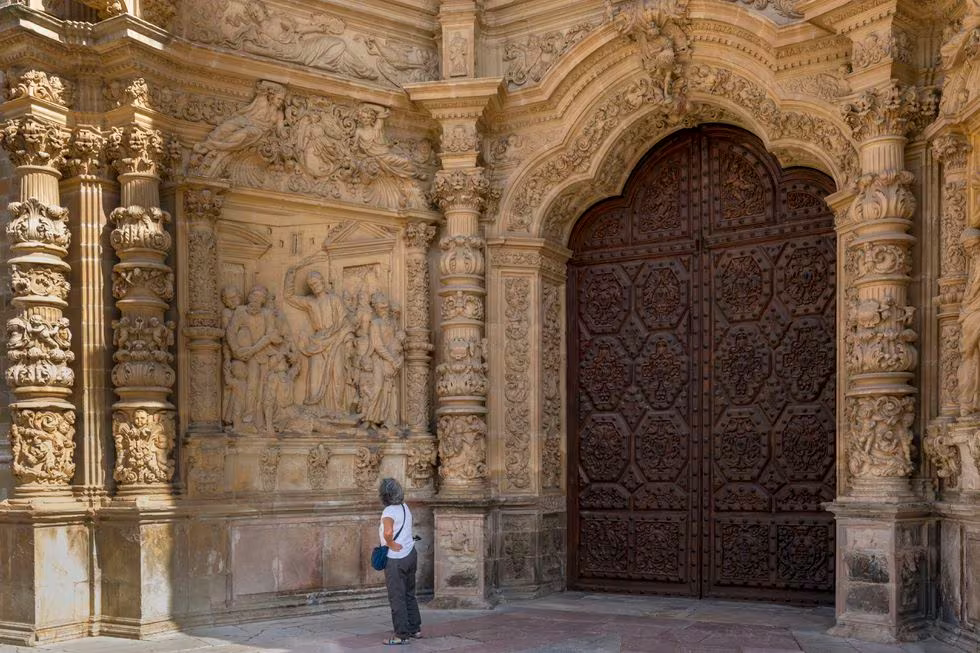 Una mujer contempla el pórtico de la catedral de Santa María, en Astorga.Education Images (Universal Images Group via Getty)