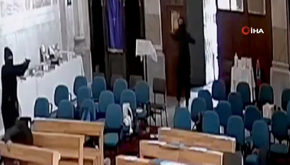 Una captura de vídeo en la que se muestra a los dos enmascarados que atacaron este domingo la iglesia de Santa María, en Estambul.Associated Press/LaPresse (APN)
