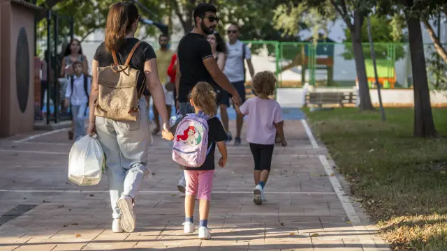 Padres que dejan a sus hijos en el colegio durante el inicio del curso escolar.EP