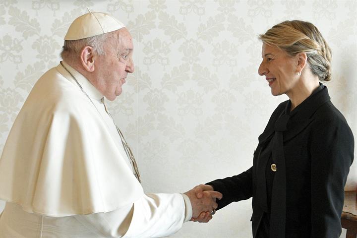 La vicepresidenta segunda y ministra de Trabajo y Economía Social, Yolanda Díaz, recibida en audiencia privada por el Papa Francisco.