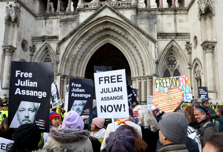 SManifestación en apoyo de Julian Assange delante del Tribunal Superior de Londres, donde se examina su extradición a Estados Unidos. REUTERS/Toby Melville