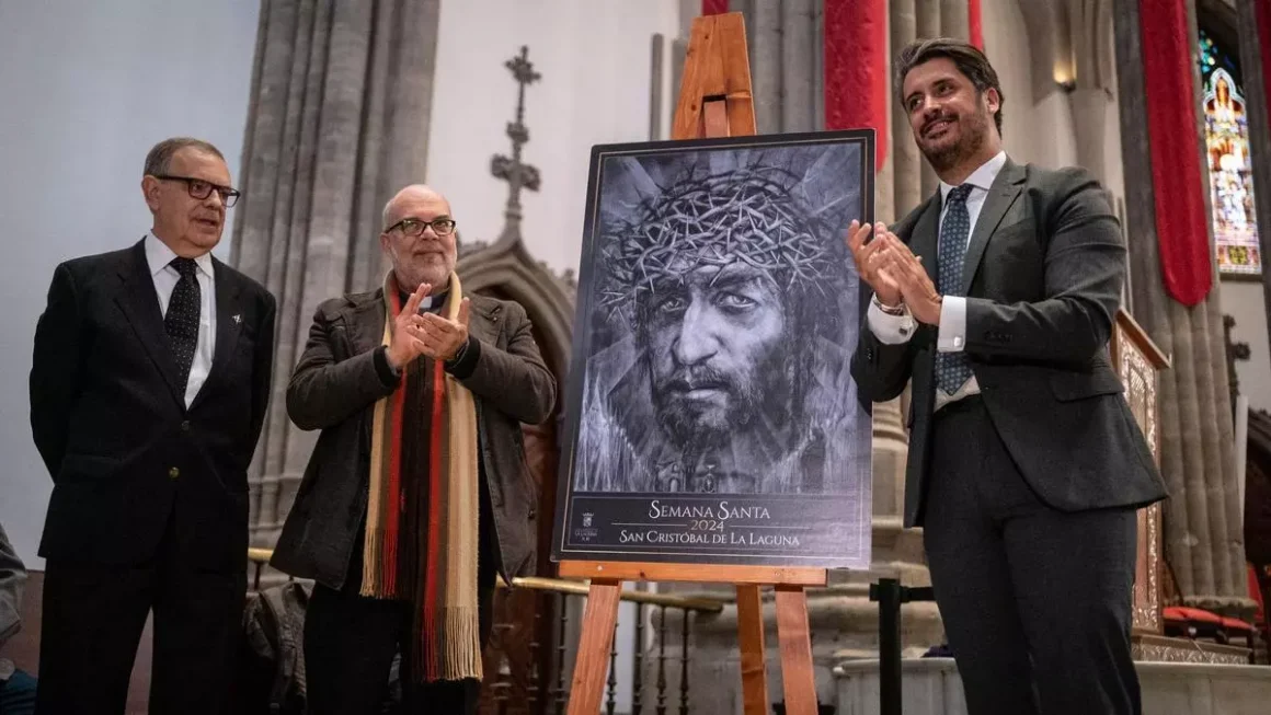 El alcalde (a la derecha), durante la presentación del cartel de la Semana Santa de La Laguna. / Andrés Gutiérrez