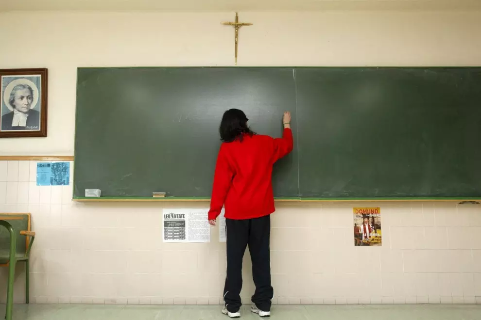 Un crucifijo en una escuela en Burgos. Imagen de archivo. — AFP
