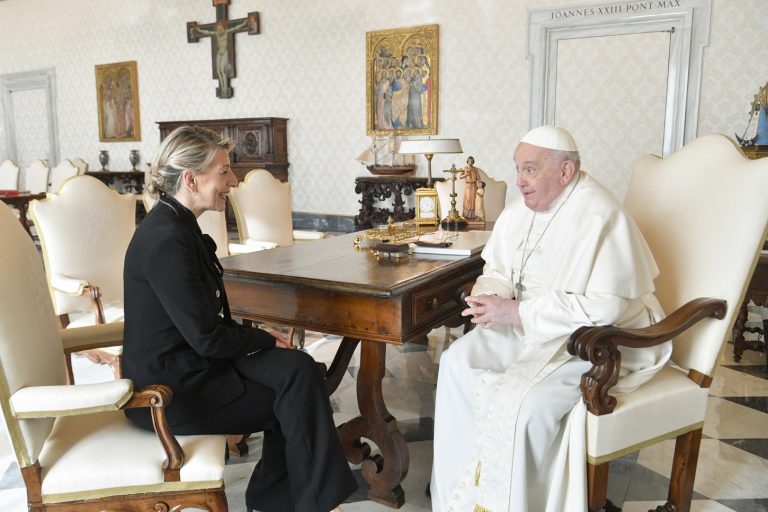 Encuentro entre la vicepresidenta segunda, Yolanda Díaz, y el Papa Francisco.- EFE