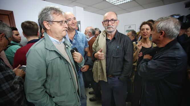 Miembros de Europa Laica, durante el juicio por la medalla de oro a la Patrona de Cádiz celebrado en 2018. / Jesús Marín