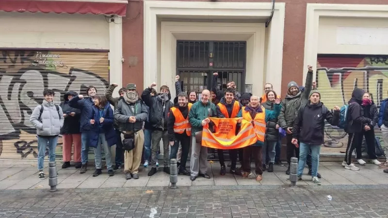 Mariano (de chaqueta verde y sin chaleco en el centro de la imagen) celebra junto al Sindicato de Inquilinas el desalojo no consumado en noviembre de 2022, cuando ya pesó sobre él una orden de desahucio solicitada por los franciscanos. Sindicato de Inquilinas e Inquilinos de Madrid