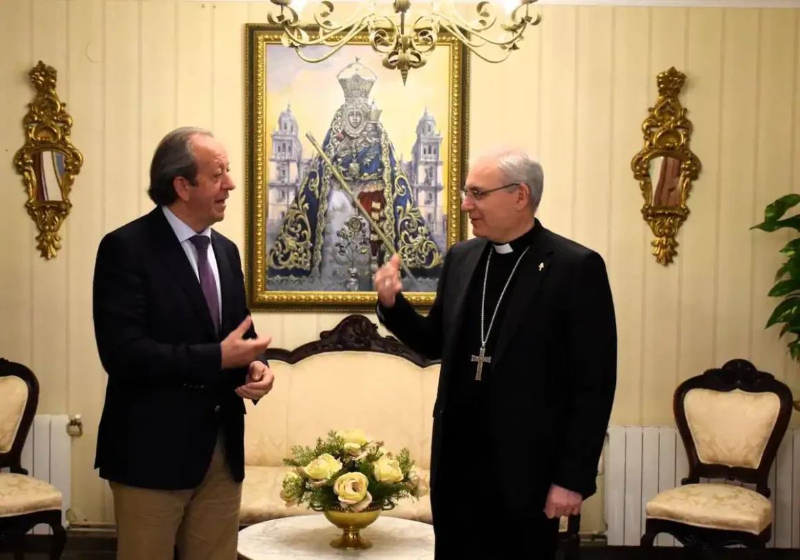 Francisco Carmona y Sebastián Chico, durante su encuentro en el obispado. ANDUJAR IDEAL
