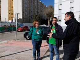 Bruno García, alcalde de Cádiz, hablando con Inmaculada Llorens y David Morilla, delegados sindicales, ante el Adolfo de Castro. JUAN CARLOS TORO