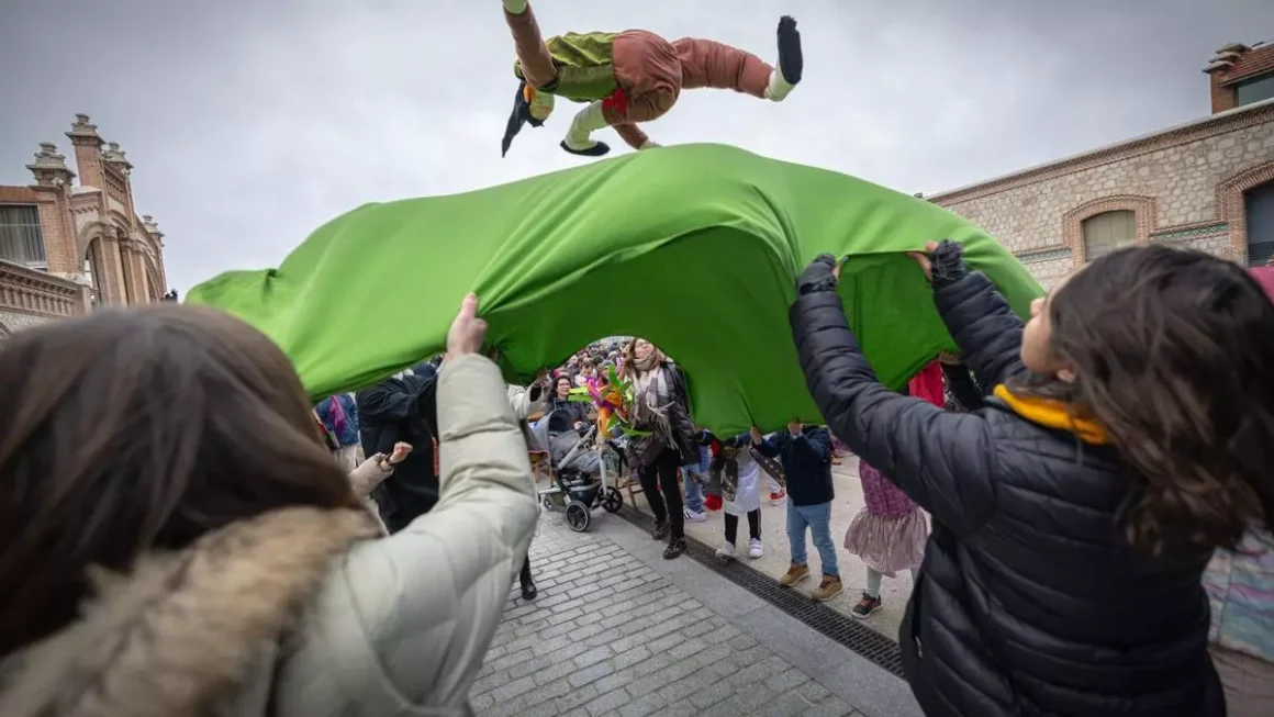 Manteo del pelele en un acto del Carnaval en Madrid, celebrado en Matadero el pasado domingo. Ayuntamiento de Madrid