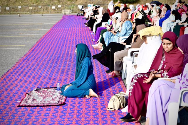 Archivo - Varios musulmanes participan en el rezo el día de la Fiesta del Cordero, ‘el Eid al Adha’, a 29 de junio de 2023, en Ceuta (España). - Antonio Sempere - Europa Press - Archivo