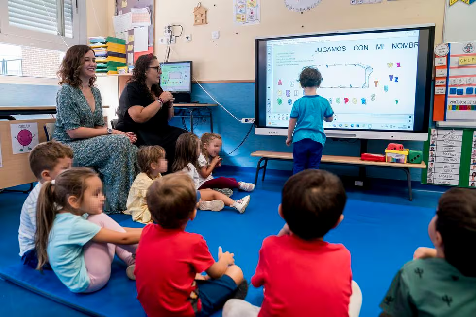 Isabel Díaz Ayuso (a la izquierda), visitaba el colegio San Juan Bautista de Arganda del Rey (Madrid) en septiembre de 2023.A. Pérez Meca (Europa Press)