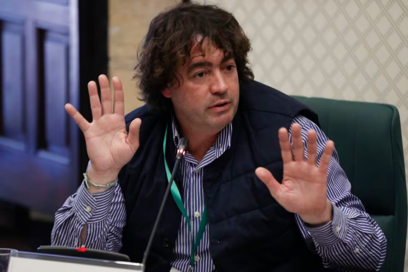 Josep A. Roqueta, de la Asociación Mans Petites testigo y victima de abusos sexuales por parte de religiosos, fue una de las primeras víctimas en dar su testimonio en la comisión.Toni Albir (EFE)