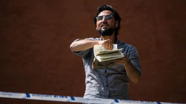 Salwan Momika protesta ante una mezquita de Estocolmo el 28 de junio de 2023, durante la festividad de Eid al-Adha.GETTY IMAGES