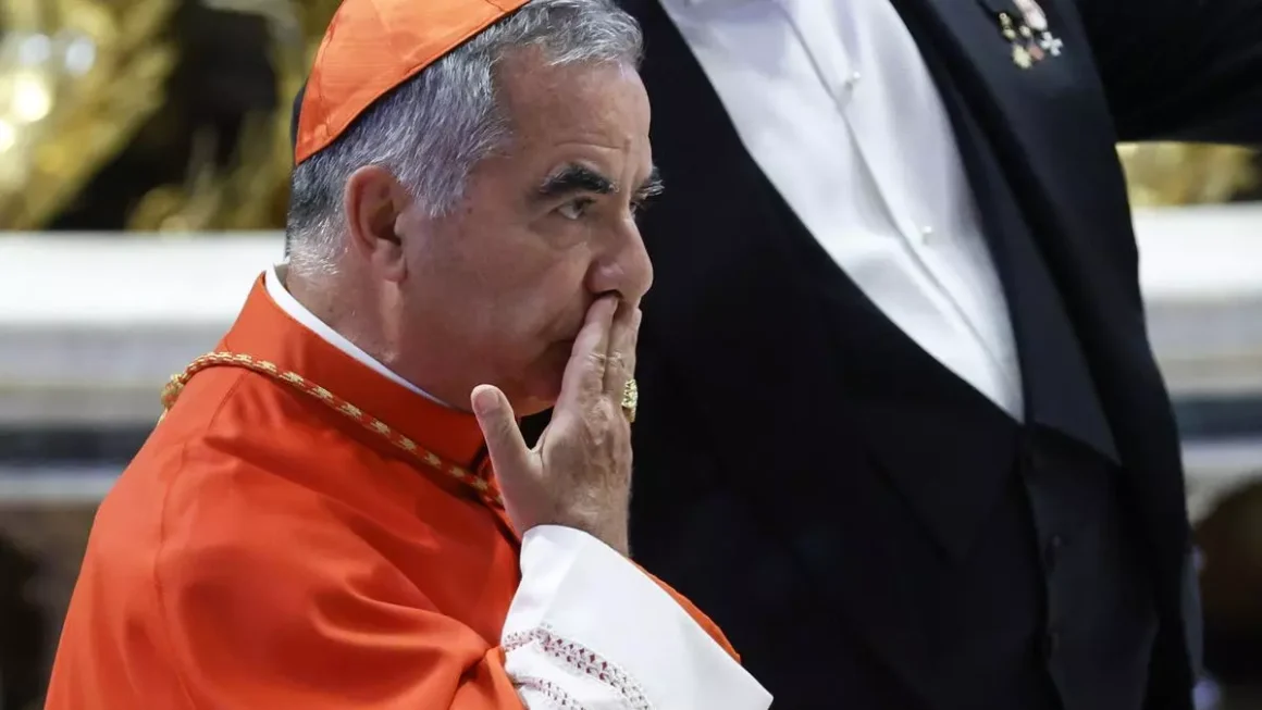 El cardenal Angelo Becciu durante una ceremonia en la basílica de San Pedro en el Vaticano, el 27 de agosto 2022. EFE/EPA/FABIO FRUSTACI