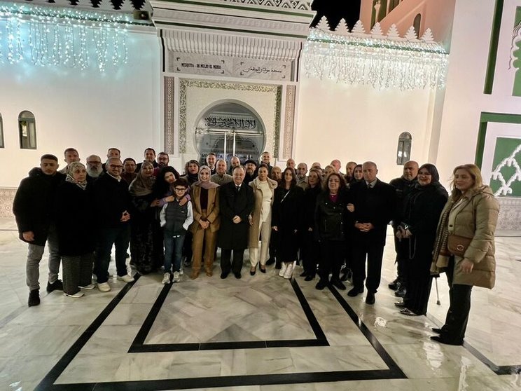 Foto de familia en la entrada a la mezquita este pasado viernes en el acto oficial de inauguración del alumbrado del Ramadán / Dani Hernández
