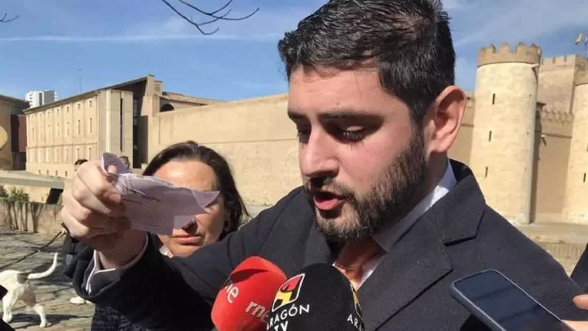 Alejandro Nolasco rompe el folleto ante los medios de comunicación . Europa Press