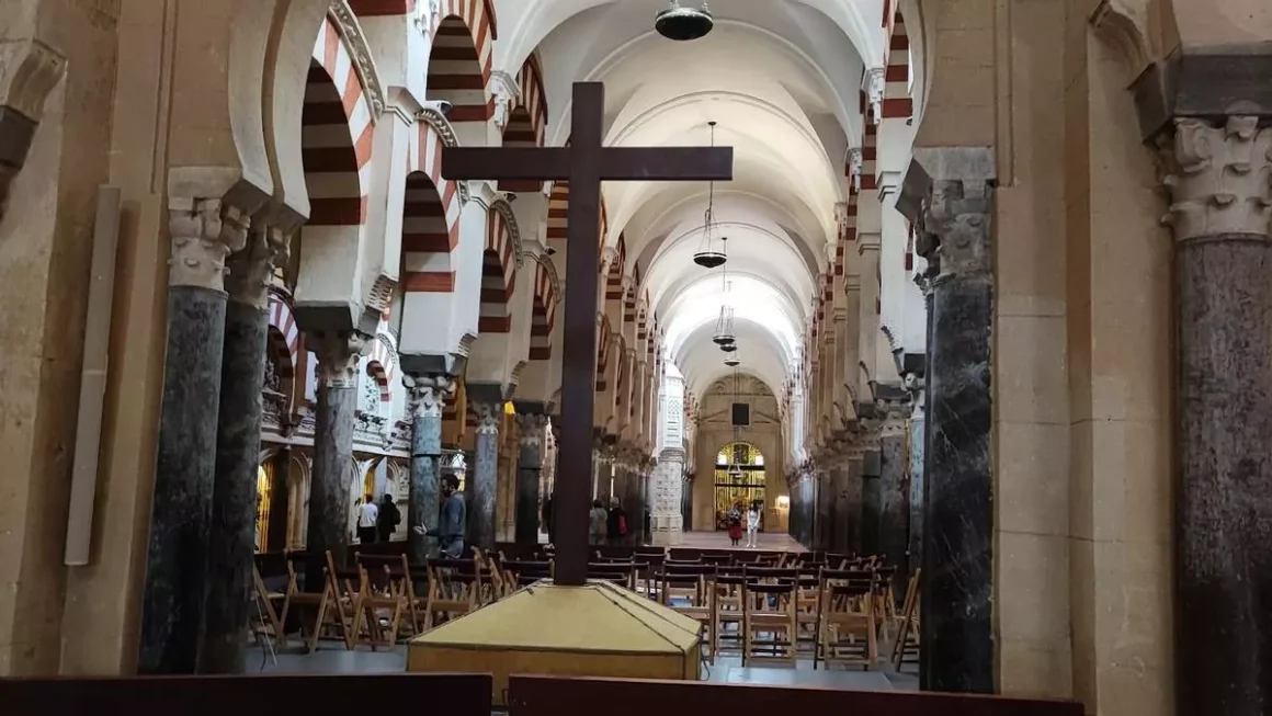 Cruz en la Mezquita de Córdoba Aristóteles Moreno