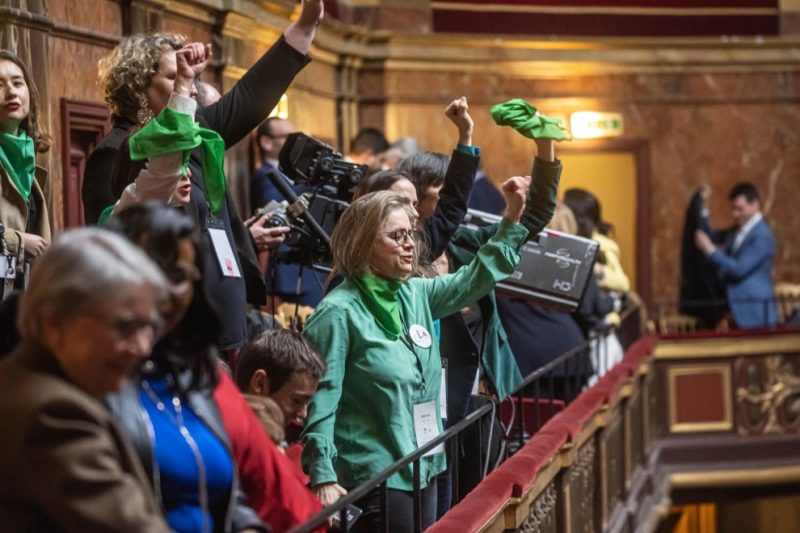 Un grupo de activistas feministas celebra en el Palacio de Versalles el resultado de la votación. EFE