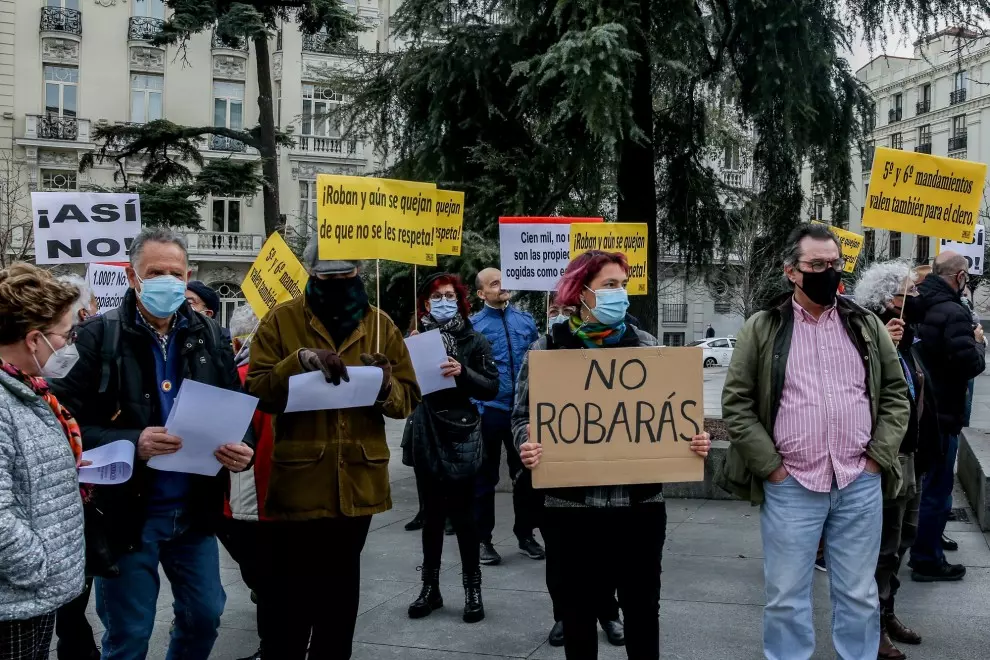 Varias personas participan en una concentración a las puertas del Congreso contra con el acuerdo alcanzado por Gobierno e Iglesia sobre las inmatriculaciones en enero de 2022. — R. Rubio / Europa Press