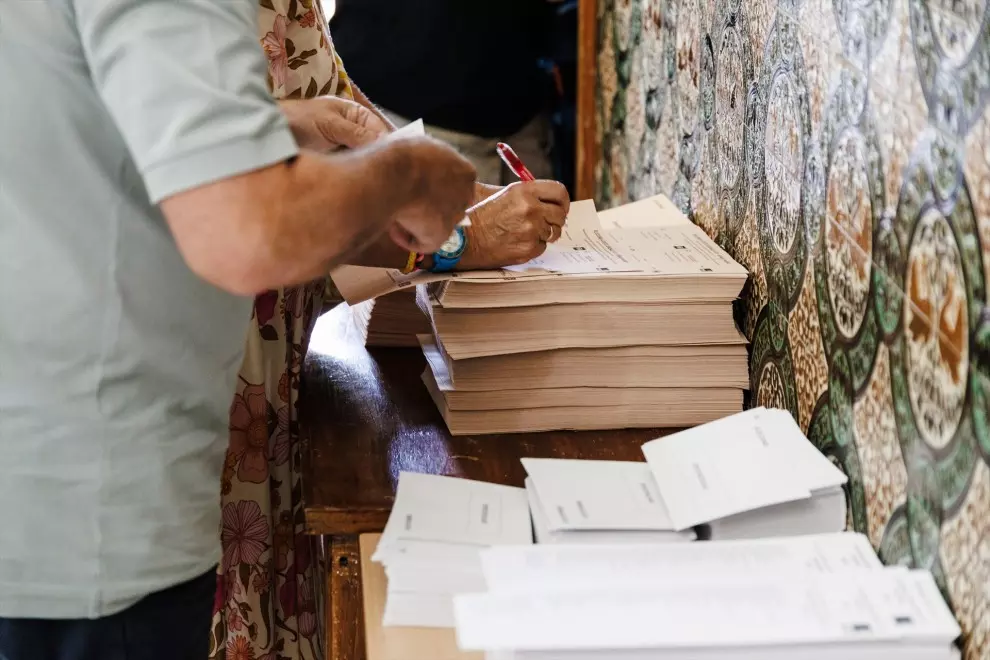 Una persona se prepara para ejercer su derecho a voto durante las elecciones generales a 23 de julio de 2023, en Madrid. — Carlos Luján / Europa Press