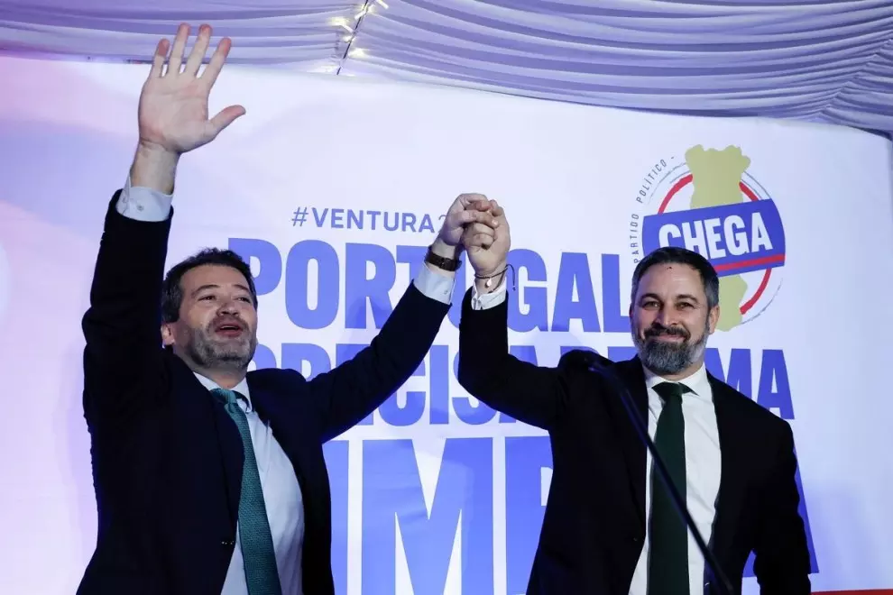El ultraderechista portugués André Ventura junto a Santiago Abascal, líder de Vox, en una imagen del pasado 6 de marzo en Lisboa. — EFE