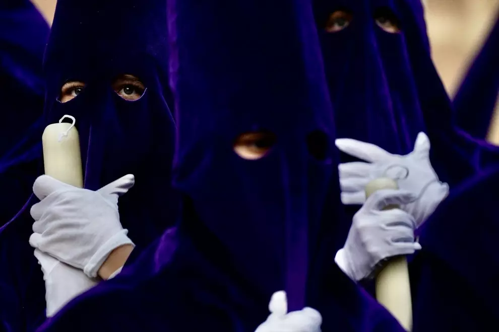 Nazarenos en procesión durante la Semana Santa de Málaga 2024. — Álex Zea / Europa Press