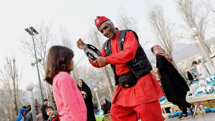 Detienen a dos mujeres en Irán por bailar disfrazadas de un personaje masculino. EFE