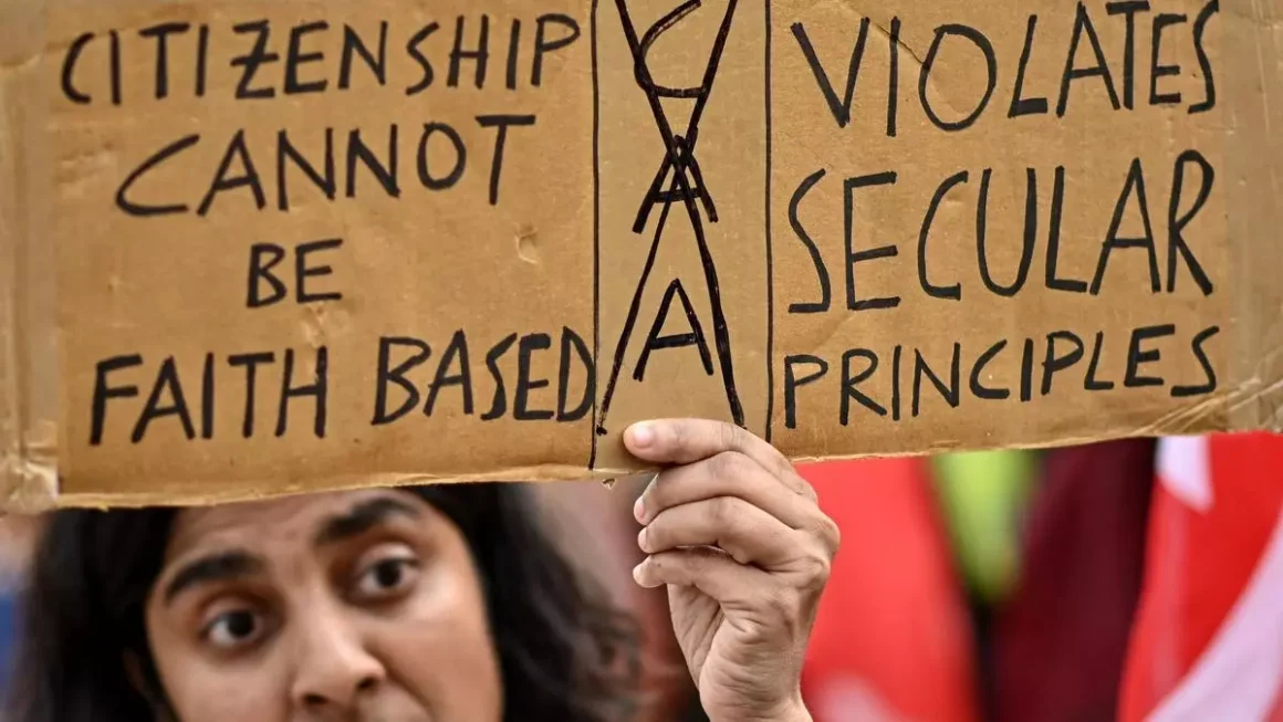 Protesta contra la aplicación de la Ley de Ciudadanía, este miércoles en Bangalore, en el sur de la India. / IDREES MOHAMMED / AFP