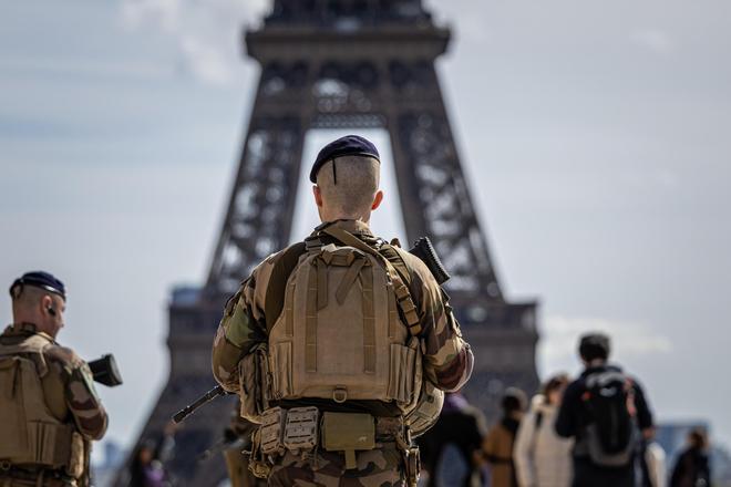 Soldados franceses patrullan cerca de la Torre Eiffel como parte del plan de seguridad nacional "Vigipirate", en París, Francia, 25 de marzo de 2024. El gobierno francés decidió aumentar el sistema de alerta de seguridad "Vigipirate" al nivel más alto después del Estado Islámico (IS) El grupo se atribuyó la responsabilidad del ataque en Moscú y de las amenazas que pesan sobre Francia, afirmó el primer ministro Gabriel Attal en una publicación en la plataforma de redes sociales X (antes Twitter) el 24 de marzo. / EFE / CHRISTOPHE PETIT TESSON