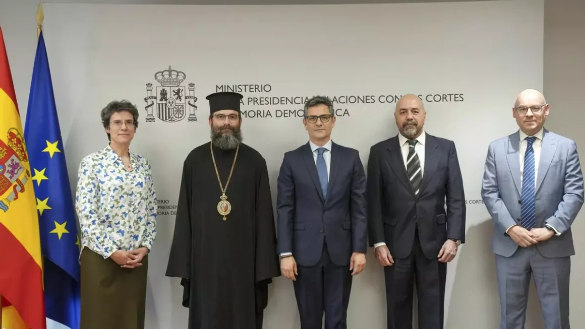 Félix Bolaños (c), con representantes de la Iglesia Ortodoxa, la Unión Budista, la Iglesia de Jesucristo de los Santos de los Últimos Días (mormones) y los Testigos de Jehová. EFE