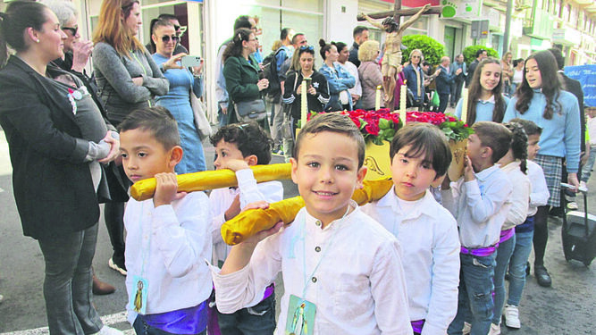 El paso de Crfisto Crucificado es portado por jóvenes costaleros por calle Alcalde Muñoz rumbo a la iglesia de San Sebastián. / JL Bretones