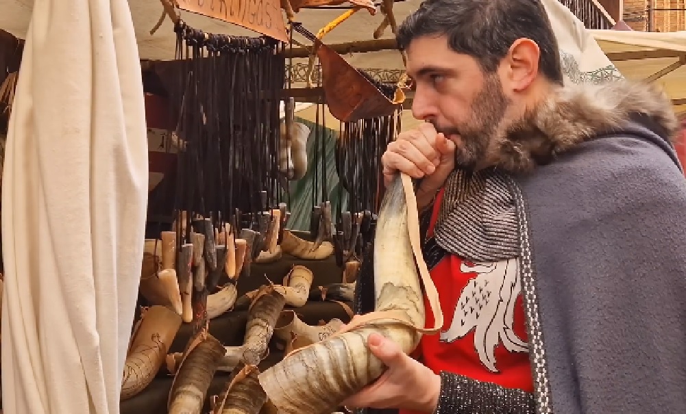 El vicepresidente ultraderechista, Alejandro Nolasco, trabajando disfrazado de caballero cristiano medieval en Teruel