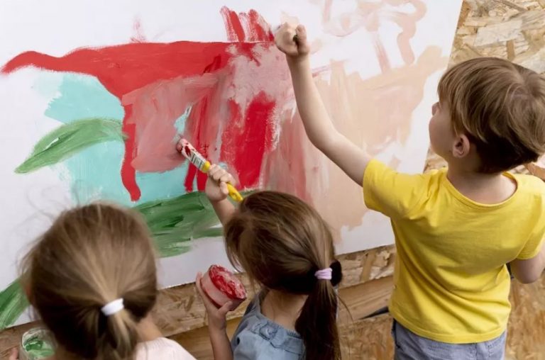La Junta de Andalucía preserva los intereses de la educación privada por encima de la pública. - Freepik