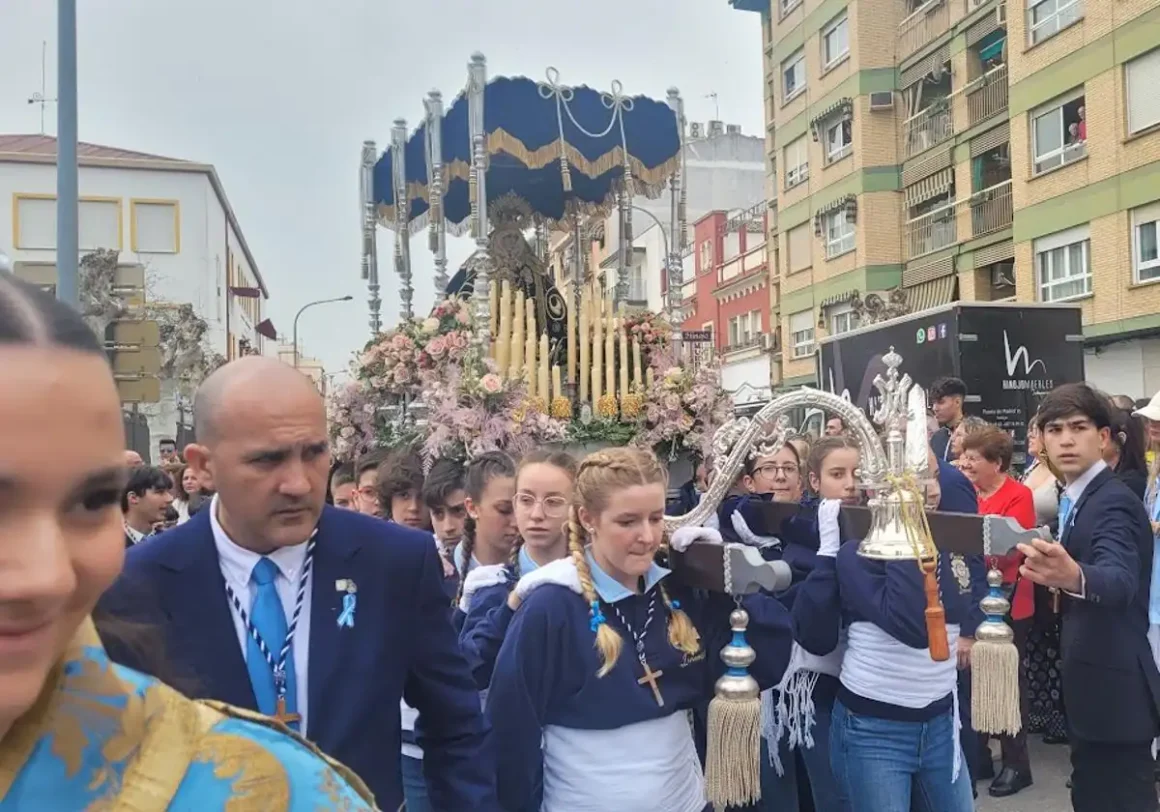 Los pequeños costaleros y costaleras portan a la imagen de Nuestra Señora del Mayor Dolor. GONZÁLEZ