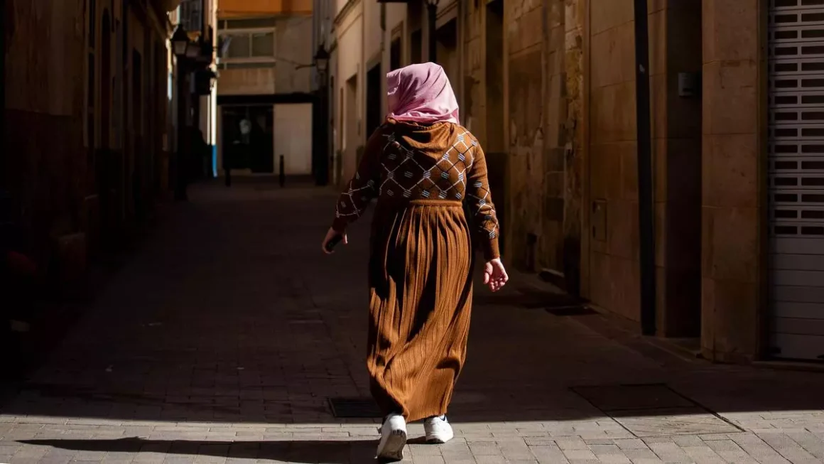 Una mujer ataviada con velo camina por una de las calles de Manacor, localidad mallorquina que cuenta con unas 4.500 personas de origen musulmán Francisco Ubilla