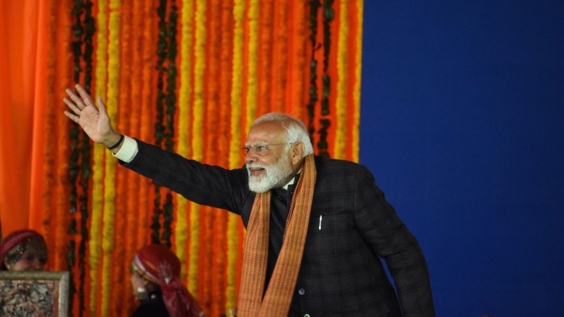 El Primer Ministro indio, Narendra Modi, habla durante el anuncio de los nueve proyectos del Ministerio de Turismo en el marco de Swadesh Darshan y Prashad Scheme durante su visita de trabajo al estadio Bakshi. EUROPA PRESS