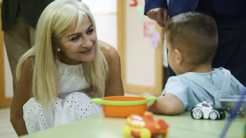 La consejera de Desarrollo Educativo, Patricia del Pozo, en la visita a una guardería. Joaquín Corchero (EP)