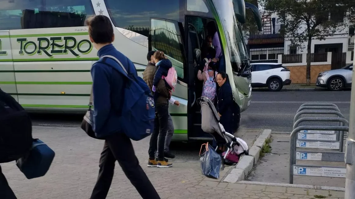 El colegio Altair (solo niños) en Cerro-Amate y el Ángela Guerrero (solo niñas) en el Casco Antiguo se complementan a través de un autobús Luis Serrano