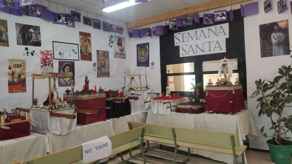 Decoración del CEIP Neill de Málaga con motivo de la celebración de la Semana Santa. ANDALUCÍA LAICA