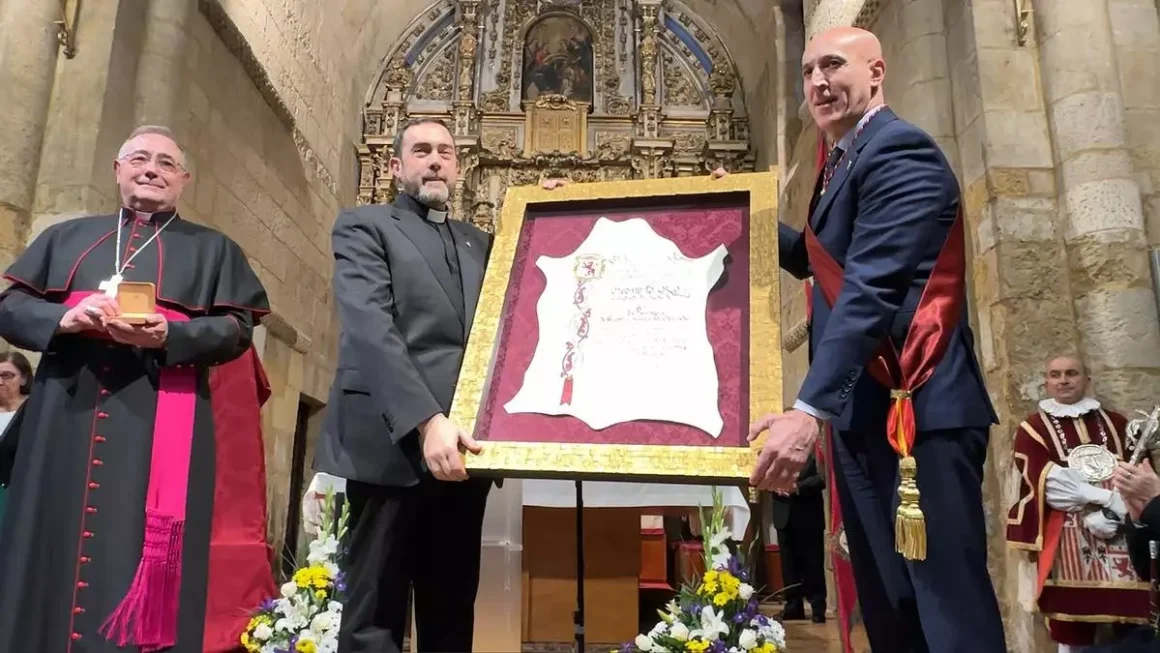El obispo, Luis Ángel de las Heras, el párroco del Mercado, Manuel Fláker, y el alcalde de León, José Antonio Diez.