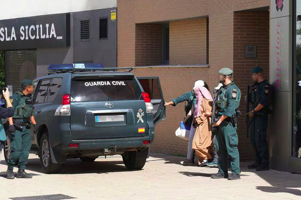 Agentes de la Guardia Civil trasladan a una mujer acusada de adoctrinar en el yihadismo a sus hijos, el pasado septiembre en Vitoria.L. Rico (EFE)
