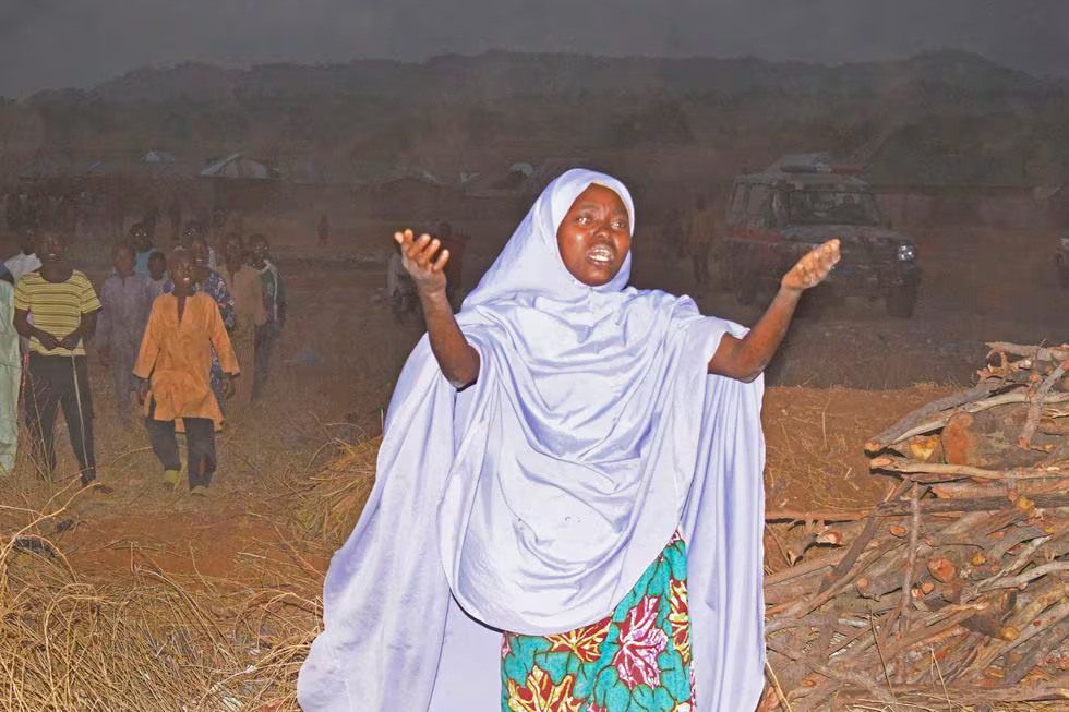 Una mujer llora y pide a las autoridades que rescaten a los 287 niños secuestrados en Kaduna, norte de Nigeria, el pasado jueves.AP Photo (AP/LaPresse)
