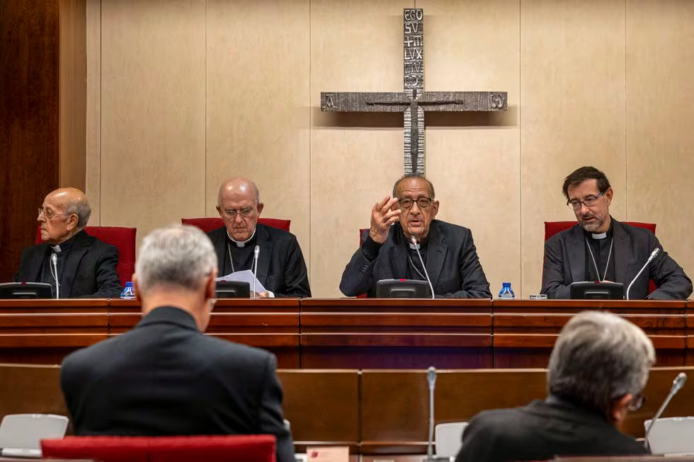 El presidente de la Conferencia Episcopal Española, el cardenal Juan José Omella, en el centro, preside la asamblea plenaria extraordinaria para analizar el informe del Defensor del Pueblo sobre los abusos sexuales a menores en la Iglesia, en noviembre de 2023.Daniel Gonzalez (EFE)